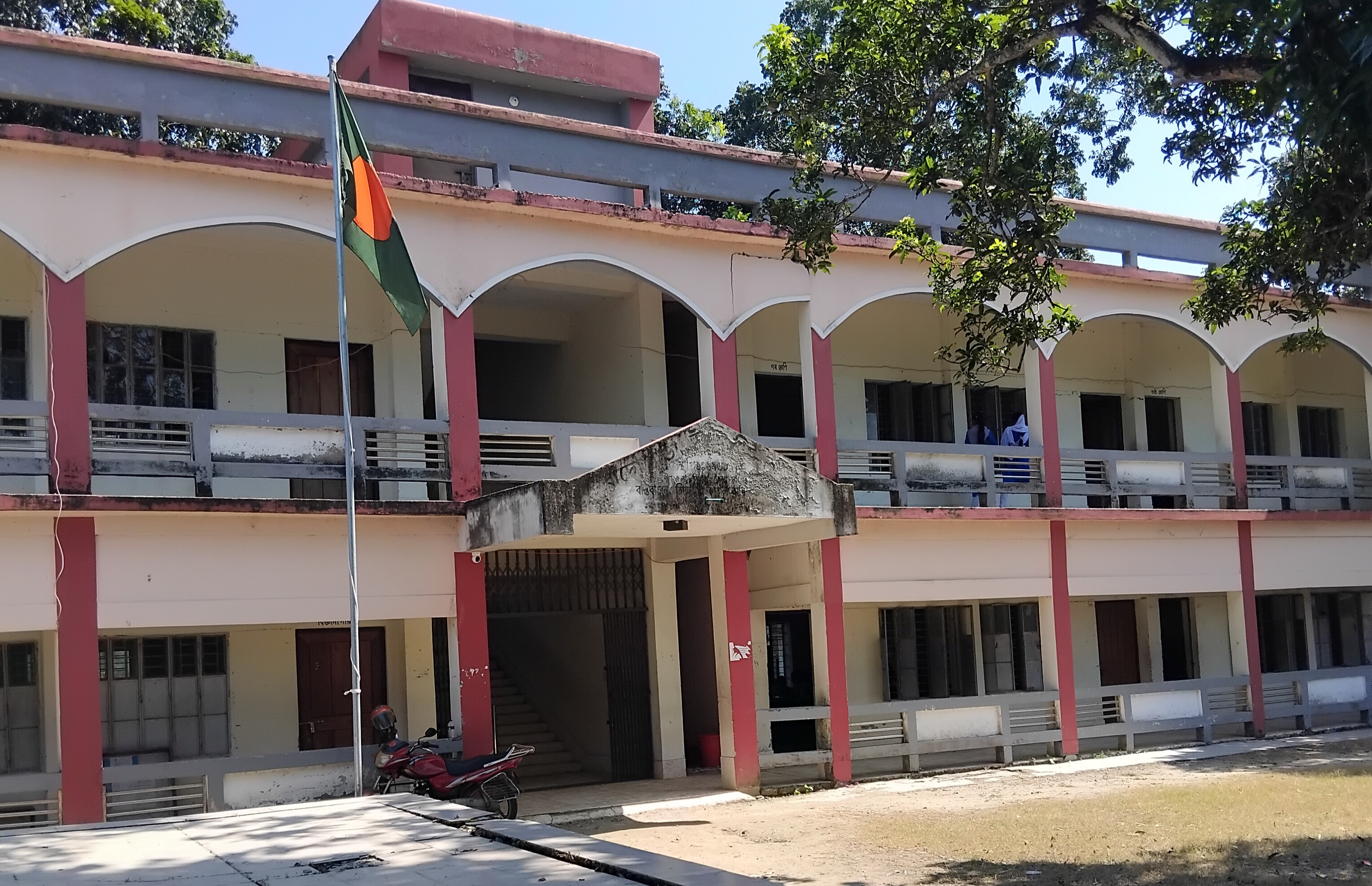 বিদ্যালয়ের সম্মুখ ভাগের চিত্র।