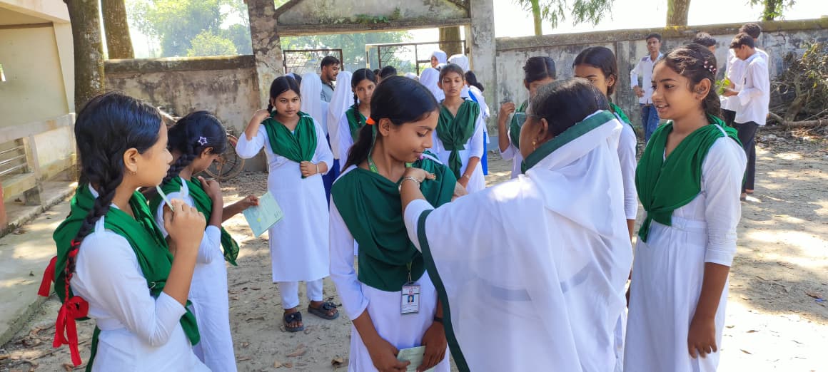 গার্লস গাইডের ব্যাচ প্রদান এবং সনদ বিতরণ